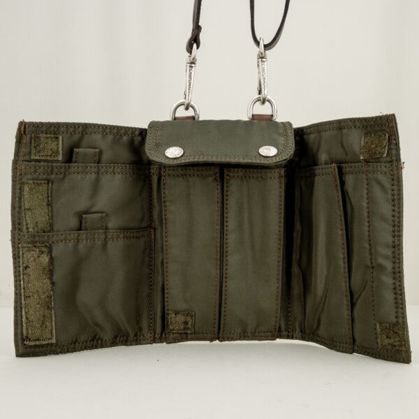 Campomaggi portacellulare verde con tracolla in pelle e ganci per la cintura. Accessorio uomo pratico e utilemilitare,