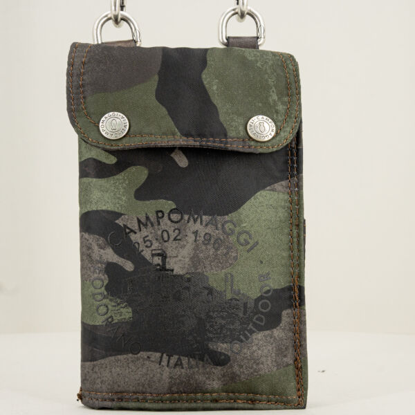 Campomaggi portacellulare camouflage, con tracolla in pelle e ganci per la cintura. Accessorio uomo pratico e utilemilitare,
