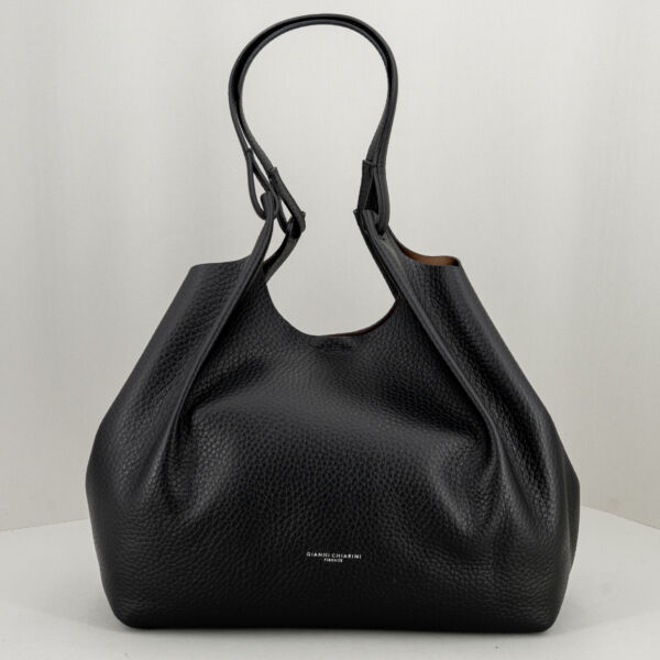Gianni Chiarini Dua nera large, in pelle a grana maxi con manici e tracolla. Pochette interna. Stefano Ascari Spilamberto (mo)