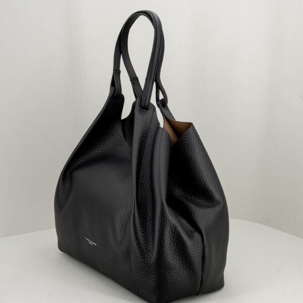 Gianni Chiarini Dua nera large, in pelle a grana maxi con manici e tracolla. Pochette interna. Stefano Ascari Spilamberto (mo)