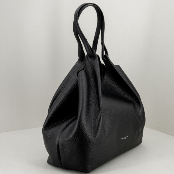 Gianni Chiarini Dua nera large, in pelle a grana maxi con manici e tracolla. Pochette interna. Stefano Ascari Spilamberto (mo)
