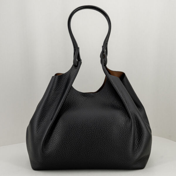 Gianni Chiarini Dua nera large, in pelle a grana maxi con manici e tracolla. Pochette interna. Stefano Ascari Spilamberto (mo)