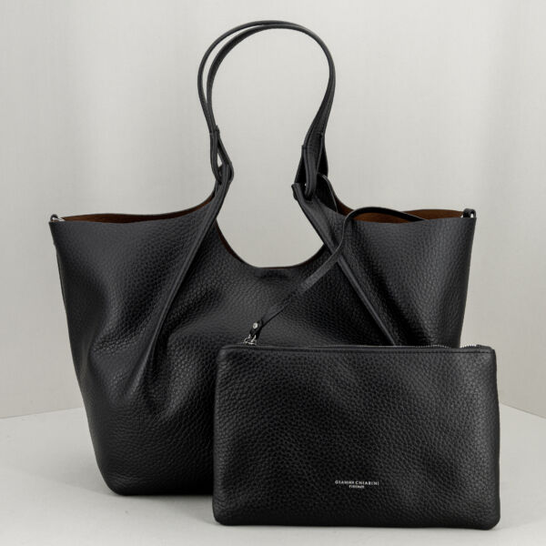 Gianni Chiarini Dua nera large, in pelle a grana maxi con manici e tracolla. Pochette interna. Stefano Ascari Spilamberto (mo)