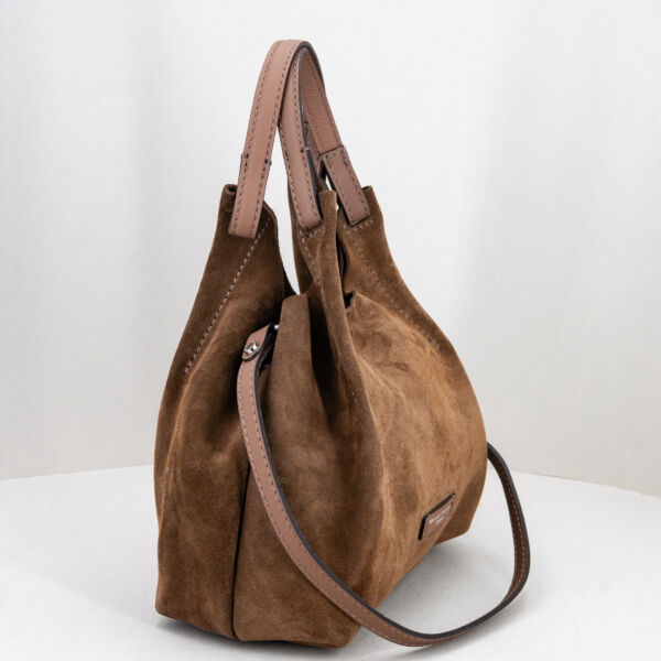 Gianni Chiarini Dua daino small, in pelle scamosciata con manici e tracolla. Pochette interna. Stefano Ascari Spilamberto (mo)