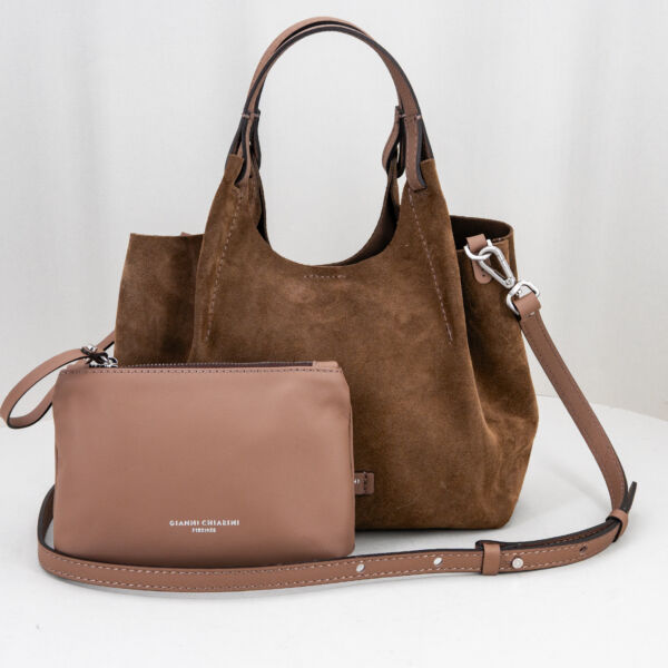 Gianni Chiarini Dua daino small, in pelle scamosciata con manici e tracolla. Pochette interna. Stefano Ascari Spilamberto (mo)