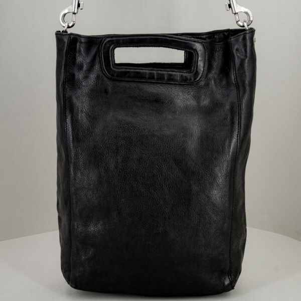 Campomaggi borsa shopper verticale nera, pratica borsa donna dall'uso quotiano. Senza la tracolla diventa un elegante maxi pochette da sera. Stefano Ascari Spilamberto (Mo)