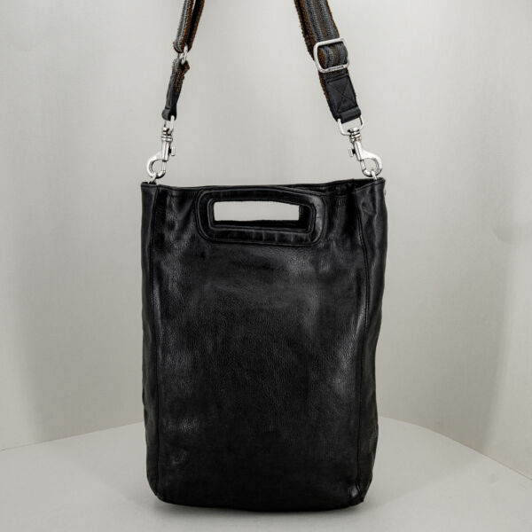 Campomaggi borsa shopper verticale nera, pratica borsa donna dall'uso quotiano. Senza la tracolla diventa un elegante maxi pochette da sera. Stefano Ascari Spilamberto (Mo)