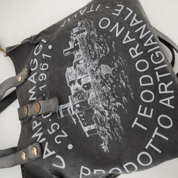 Campomaggi borsa in tela canva grigio, in tela vela resistente e pratica con finiture in pregiata pelle. Borsa unisex da Stefano Ascari Spilamberto (Mo)