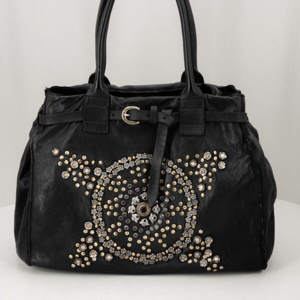 Campomaggi borsa a spalla shopper con borchie a fiore applicate a mano. Borsa donna elegante con un look inconfondibile. Stefano Ascari Spilamberto (Mo)