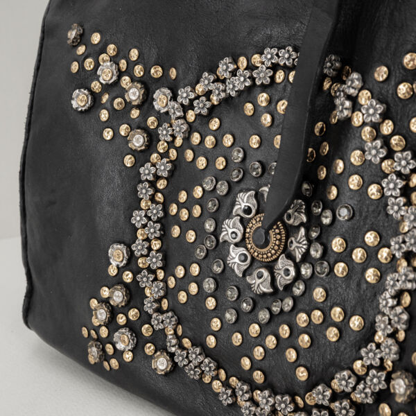 Campomaggi borsa a spalla shopper con borchie a fiore applicate a mano. Borsa donna elegante con un look inconfondibile. Stefano Ascari Spilamberto (Mo)