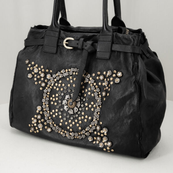 Campomaggi borsa a spalla shopper con borchie a fiore applicate a mano. Borsa donna elegante con un look inconfondibile. Stefano Ascari Spilamberto (Mo)