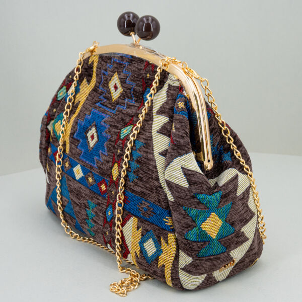 Nalì borsa in tessuto blu fantasia, chiusura clic clac con gioiello, da portare come pochette o con las tracollina in metallo dorato removibile.