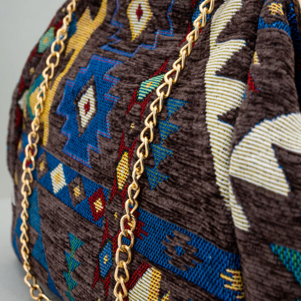 Nalì borsa in tessuto blu fantasia, chiusura clic clac con gioiello, da portare come pochette o con las tracollina in metallo dorato removibile.