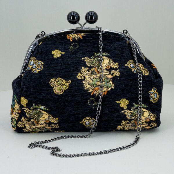 Nalì borsa in tessuto nero fantasia, chiusura clic clac con gioiello, da portare come pochette o con las tracollina in metallo dorato removibile.