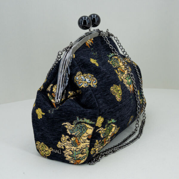 Nalì borsa in tessuto nero fantasia, chiusura clic clac con gioiello, da portare come pochette o con las tracollina in metallo dorato removibile.
