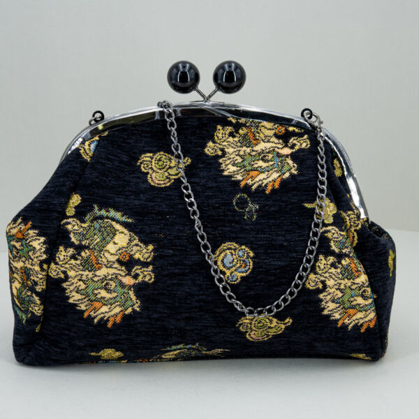 Nalì borsa in tessuto nero fantasia, chiusura clic clac con gioiello, da portare come pochette o con las tracollina in metallo dorato removibile.