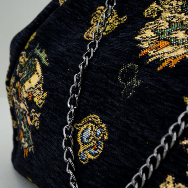 Nalì borsa in tessuto nero fantasia, chiusura clic clac con gioiello, da portare come pochette o con las tracollina in metallo dorato removibile.