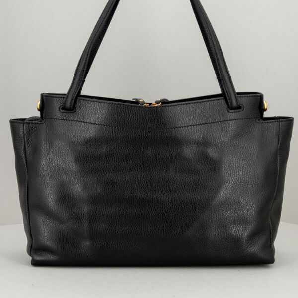 Gianni Chiarini borsa shopper Ottavia in pregiata pelle martellata colore nero, con manici lunghi e chiusura con doppia zip. Stefano Ascari spilamberto (mo)
