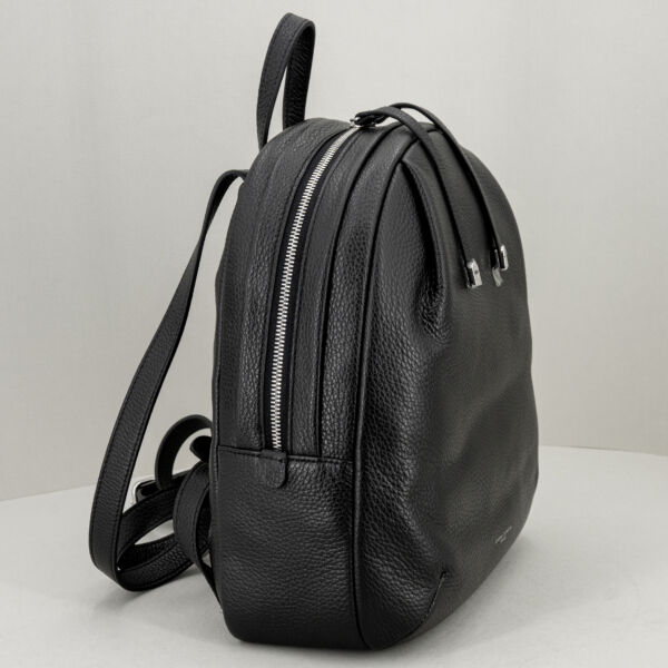 Gianni Chiarini borsa zaino nero, con spallacci in pelle regolabili e chiusura superiore con doppia zip. In pregiata pelle. Stefano Ascari spilamberto (mo)