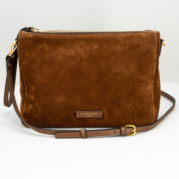 Gianni Chiarini borsetta Nora, da portare al polso con il cinturino in pelle removibile o come borsetta tracolla. Borsa color cognac in pelle scamosciata. Stefano Ascari spilamberto (mo)