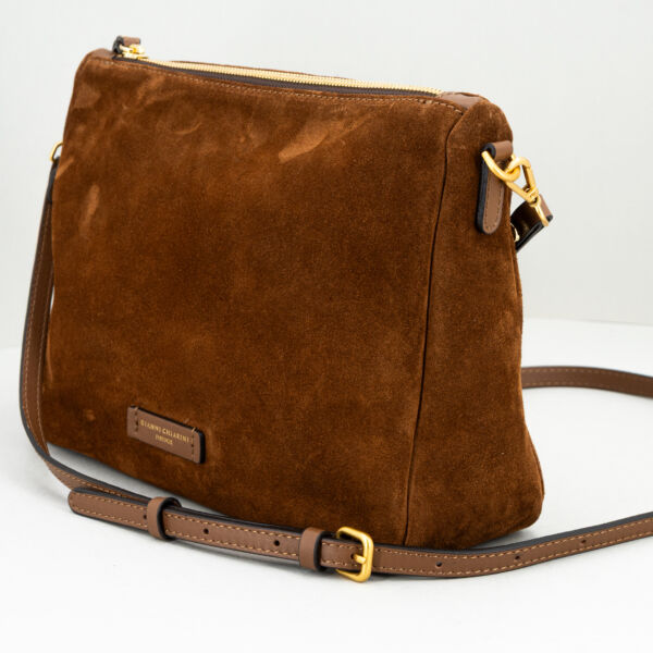 Gianni Chiarini borsetta Nora, da portare al polso con il cinturino in pelle removibile o come borsetta tracolla. Borsa color cognac in pelle scamosciata. Stefano Ascari spilamberto (mo)