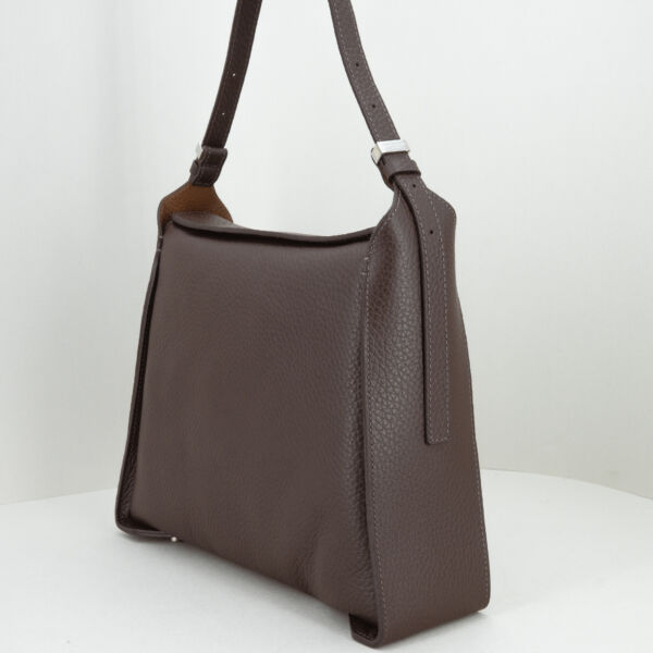 Gianni Chiarini borsa a spalla Penelope, in pregiata pelle double grana maxi. Con spallaccio lungo, borsa color marrone scuro. Look elegante. Stefano Ascari spilamberto (mo)