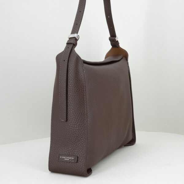 Gianni Chiarini borsa a spalla Penelope, in pregiata pelle double grana maxi. Con spallaccio lungo, borsa color marrone scuro. Look elegante. Stefano Ascari spilamberto (mo)