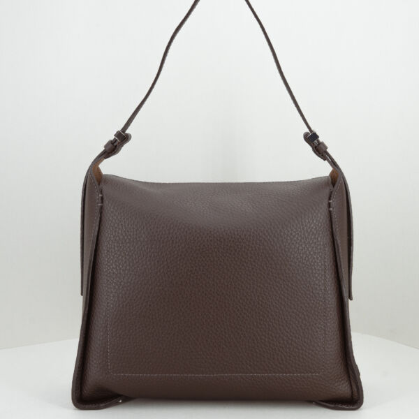 Gianni Chiarini borsa a spalla Penelope, in pregiata pelle double grana maxi. Con spallaccio lungo, borsa color marrone scuro. Look elegante. Stefano Ascari spilamberto (mo)