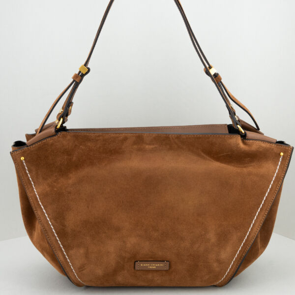 Gianni Chiarini borsa shopper Bloom, in pregiata pelle scamosciata color cognac. Lunghi manici e chiusa da zip. Dettagli in pelle. Stefano Ascari spilamberto (mo)