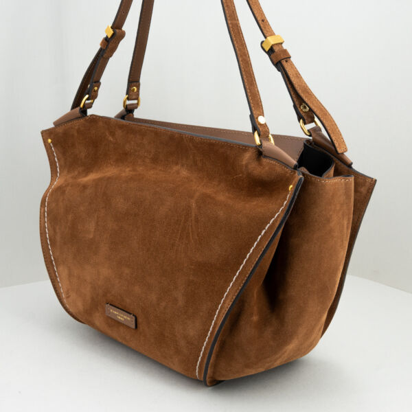 Gianni Chiarini borsa shopper Bloom, in pregiata pelle scamosciata color cognac. Lunghi manici e chiusa da zip. Dettagli in pelle. Stefano Ascari spilamberto (mo)
