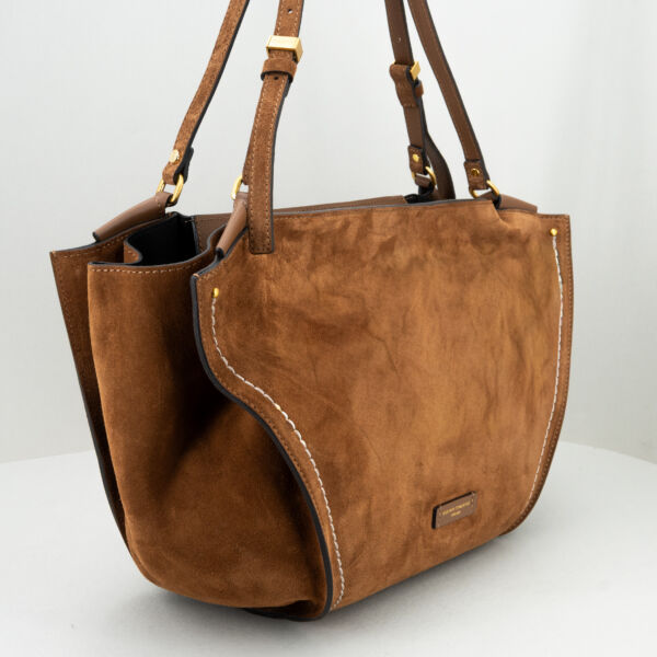 Gianni Chiarini borsa shopper Bloom, in pregiata pelle scamosciata color cognac. Lunghi manici e chiusa da zip. Dettagli in pelle. Stefano Ascari spilamberto (mo)