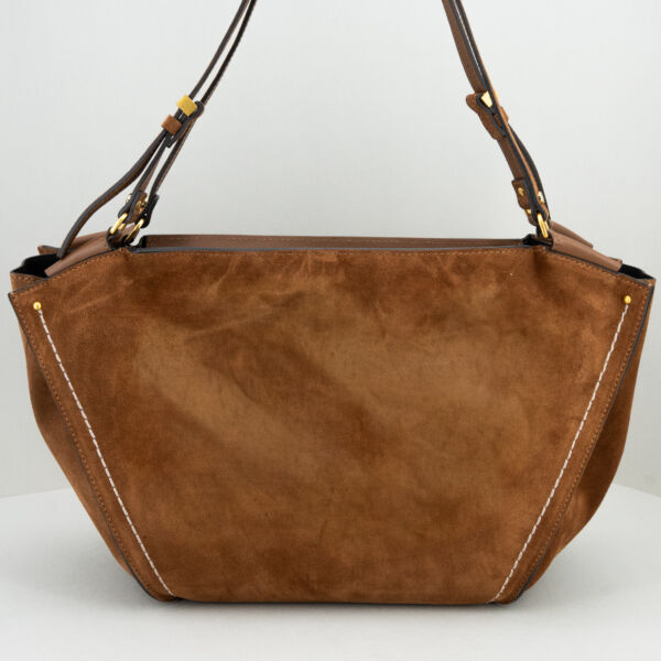 Gianni Chiarini borsa shopper Bloom, in pregiata pelle scamosciata color cognac. Lunghi manici e chiusa da zip. Dettagli in pelle. Stefano Ascari spilamberto (mo)