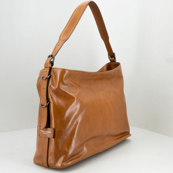 Gianni Chiarini borsa a spalla Astrid, in pregiata pelle color cuoio effetto e look vintage. Spallaccio regolabile . Stefano Ascari spilamberto (mo)