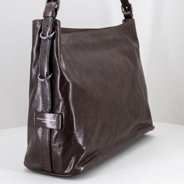 Gianni Chiarini borsa a spalla Astrid espresso, in pregiata pelle color marrone scuroeffetto e look vintage. Spallaccio regolabile . Stefano Ascari spilamberto (mo)