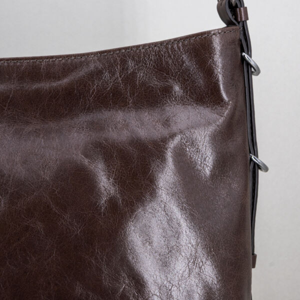 Gianni Chiarini borsa a spalla Astrid espresso, in pregiata pelle color marrone scuroeffetto e look vintage. Spallaccio regolabile . Stefano Ascari spilamberto (mo)