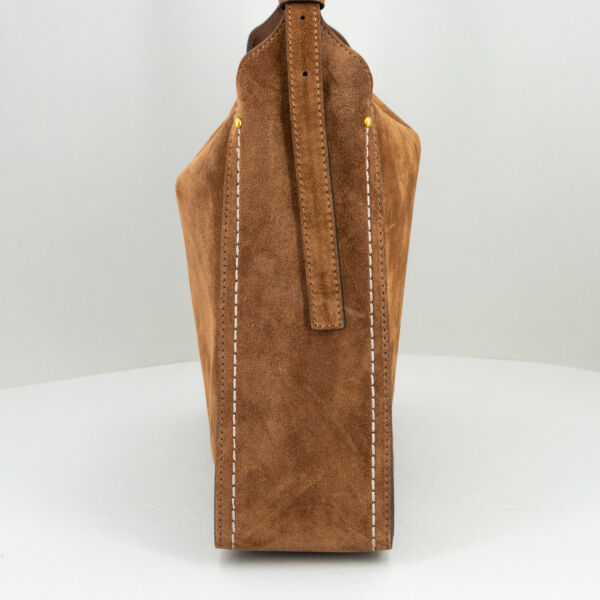 Gianni Chiarini borsa a spalla Penelope cognac, in pregiata e robusta pelle scamosciata ha un look vintage ed elegante. Stefano Ascari spilamberto (mo)
