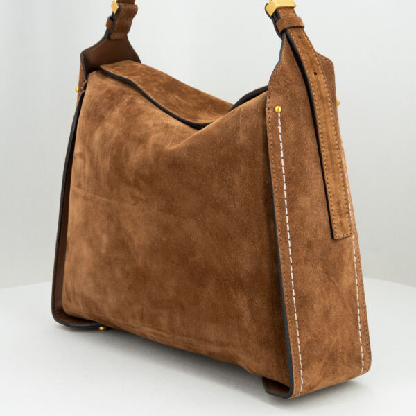 Gianni Chiarini borsa a spalla Penelope cognac, in pregiata e robusta pelle scamosciata ha un look vintage ed elegante. Stefano Ascari spilamberto (mo)