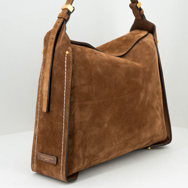 Gianni Chiarini borsa a spalla Penelope cognac, in pregiata e robusta pelle scamosciata ha un look vintage ed elegante. Stefano Ascari spilamberto (mo)