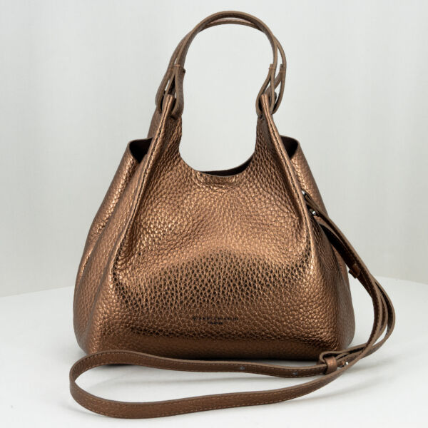 Gianni Chiarini Dua toasted small, con manici e gancio interno per modificare le dimensioni della borsa. Ideale come borsa tracolla o borsa a mano. Pochette interne con zip e laccio di sicurezza. stefano ascari spilamberto (mo)