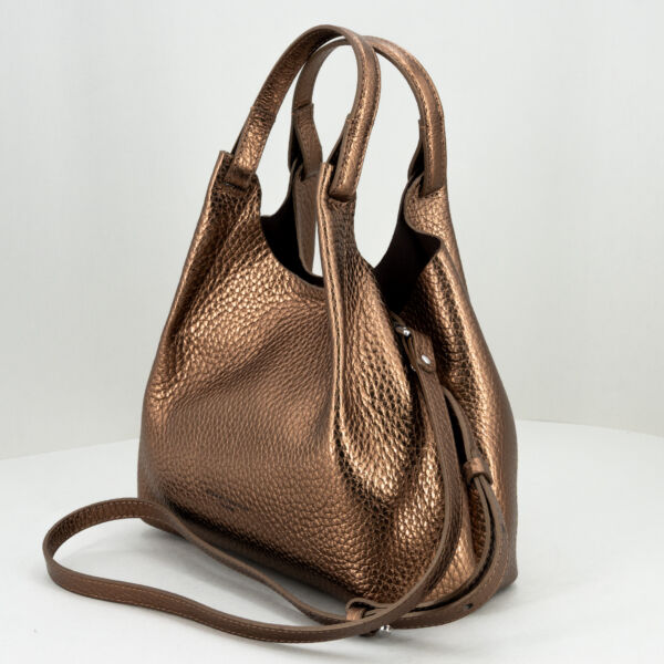 Gianni Chiarini Dua toasted small, con manici e gancio interno per modificare le dimensioni della borsa. Ideale come borsa tracolla o borsa a mano. Pochette interne con zip e laccio di sicurezza. stefano ascari spilamberto (mo)