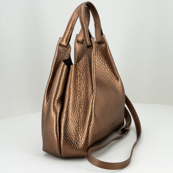 Gianni Chiarini Dua toasted small, con manici e gancio interno per modificare le dimensioni della borsa. Ideale come borsa tracolla o borsa a mano. Pochette interne con zip e laccio di sicurezza. stefano ascari spilamberto (mo)