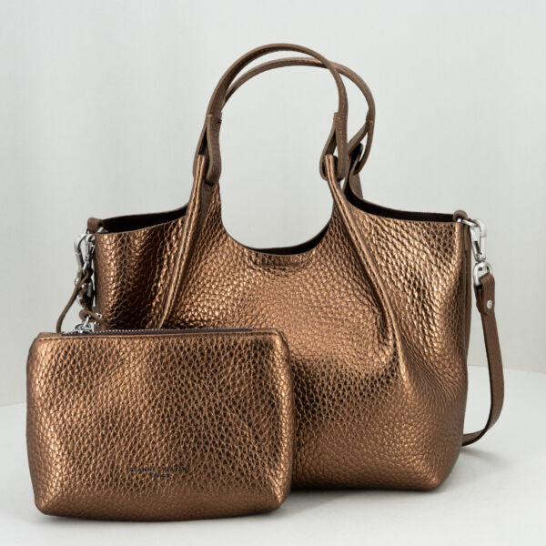 Gianni Chiarini Dua toasted small, con manici e gancio interno per modificare le dimensioni della borsa. Ideale come borsa tracolla o borsa a mano. Pochette interne con zip e laccio di sicurezza. stefano ascari spilamberto (mo)