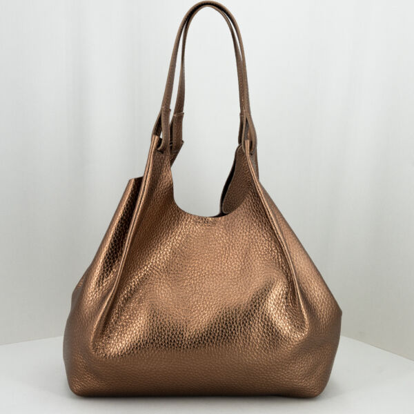 Gianni Chiarini Dua toasted large, con manici e gancio interno per modificare le dimensioni della borsa. Ideale come borsa tracolla o borsa a mano. Pochette interne con zip e laccio di sicurezza. Colore toasted testa di moro. stefano ascari spilamberto (mo)