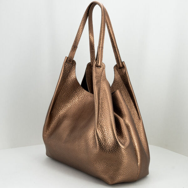 Gianni Chiarini Dua toasted large, con manici e gancio interno per modificare le dimensioni della borsa. Ideale come borsa tracolla o borsa a mano. Pochette interne con zip e laccio di sicurezza. Colore toasted testa di moro. stefano ascari spilamberto (mo)