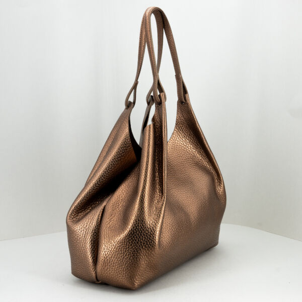 Gianni Chiarini Dua toasted large, con manici e gancio interno per modificare le dimensioni della borsa. Ideale come borsa tracolla o borsa a mano. Pochette interne con zip e laccio di sicurezza. Colore toasted testa di moro. stefano ascari spilamberto (mo)