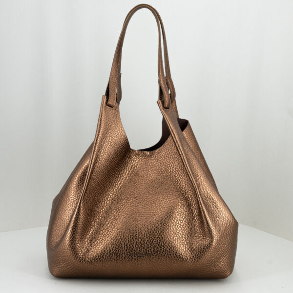 Gianni Chiarini Dua toasted large, con manici e gancio interno per modificare le dimensioni della borsa. Ideale come borsa tracolla o borsa a mano. Pochette interne con zip e laccio di sicurezza. Colore toasted testa di moro. stefano ascari spilamberto (mo)