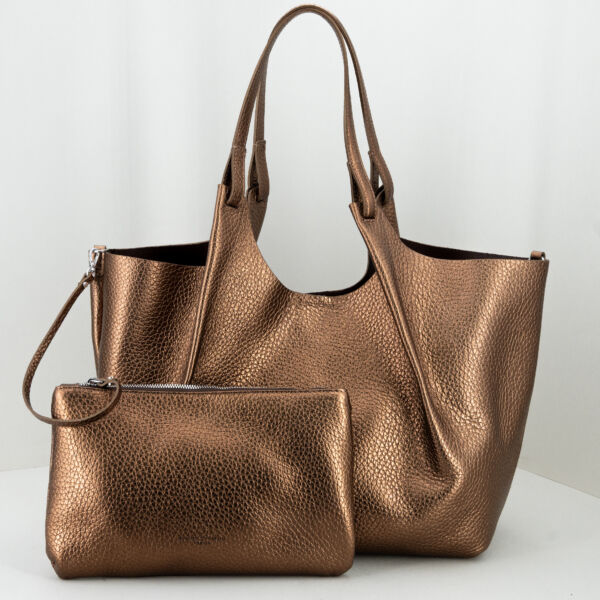 Gianni Chiarini Dua toasted large, con manici e gancio interno per modificare le dimensioni della borsa. Ideale come borsa tracolla o borsa a mano. Pochette interne con zip e laccio di sicurezza. Colore toasted testa di moro. stefano ascari spilamberto (mo)