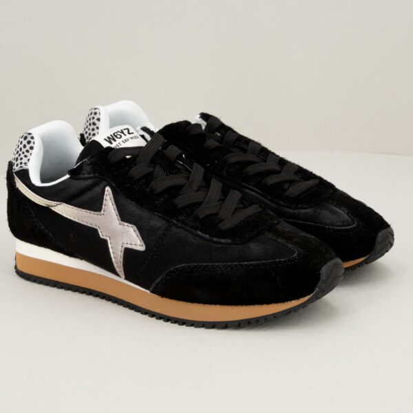 W6YZ sneaker Samoa Uni nera, scarpa sportiva da donna economica e comoda in tessuto tecnico e suede nero con dettagli e logo wizz in pelle platino. Talloncino a pois neri. Stefano Ascari spilamberto (mo)