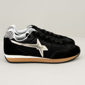 W6YZ sneaker Samoa Uni nera, scarpa sportiva da donna economica e comoda in tessuto tecnico e suede nero con dettagli e logo wizz in pelle platino. Talloncino a pois neri. Stefano Ascari spilamberto (mo)
