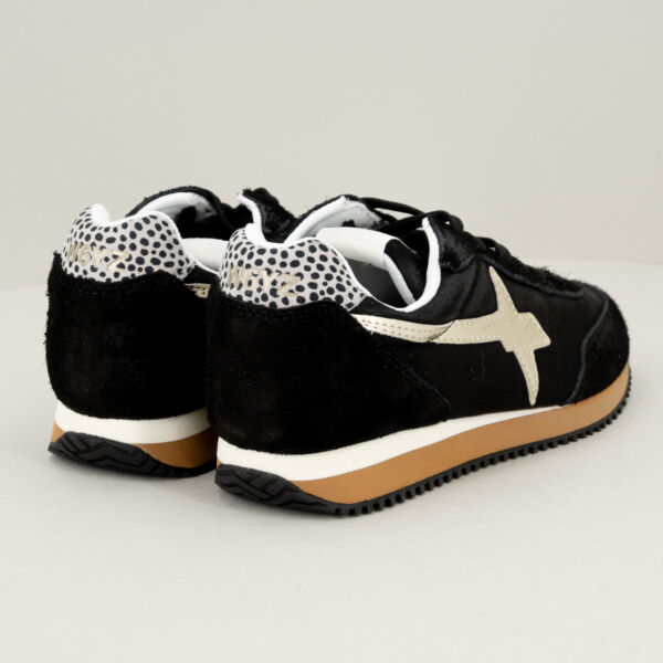 W6YZ sneaker Samoa Uni nera, scarpa sportiva da donna economica e comoda in tessuto tecnico e suede nero con dettagli e logo wizz in pelle platino. Talloncino a pois neri. Stefano Ascari spilamberto (mo)